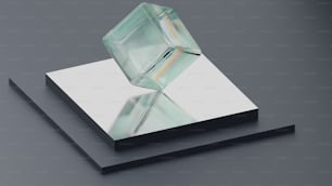 Un objeto de vidrio sentado encima de una superficie blanca