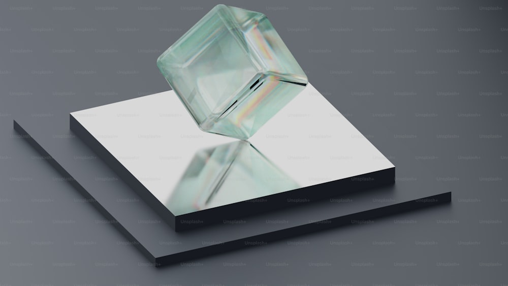 un objet en verre posé sur une surface blanche