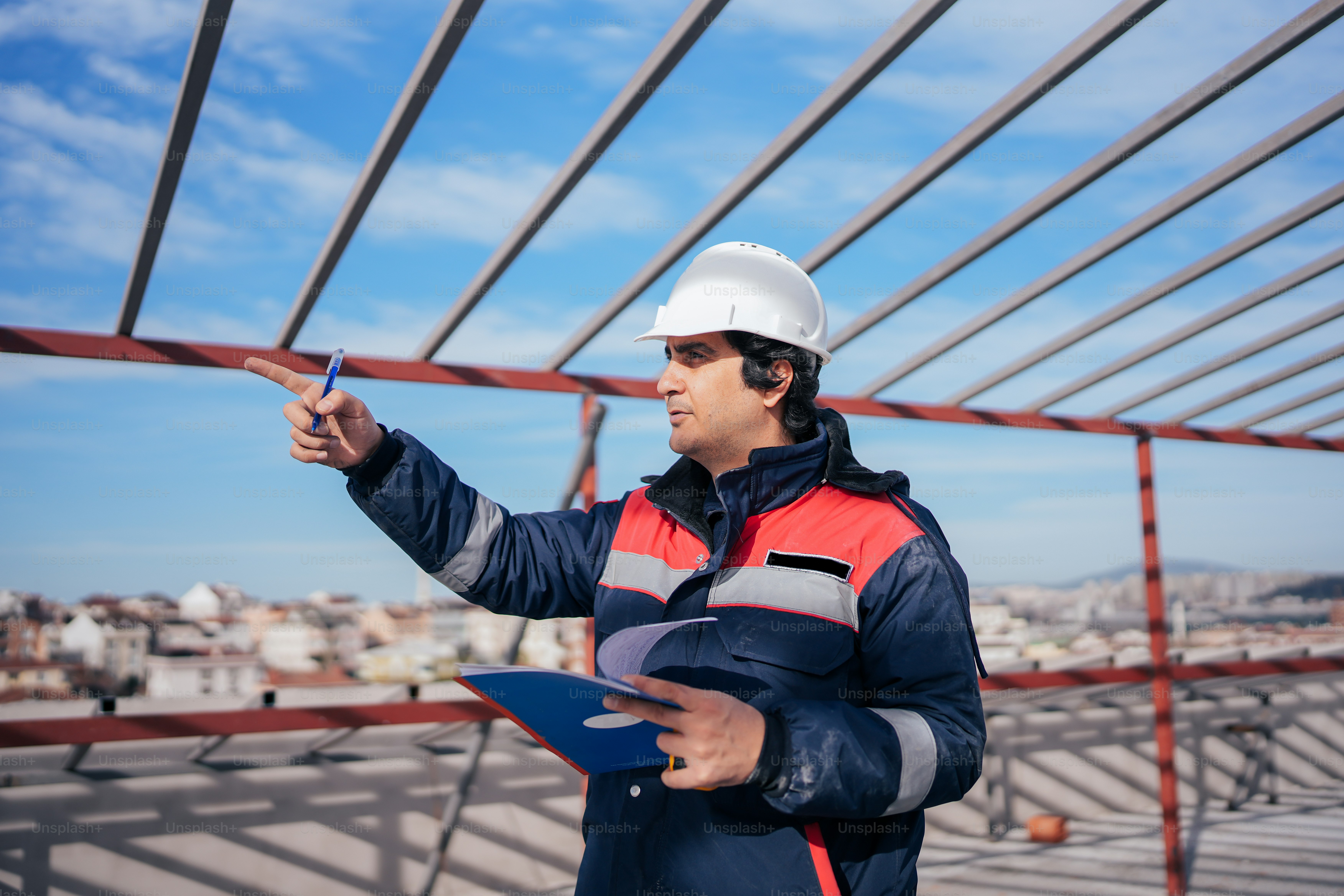 Ein Mann mit Schutzhelm zeigt auf etwas