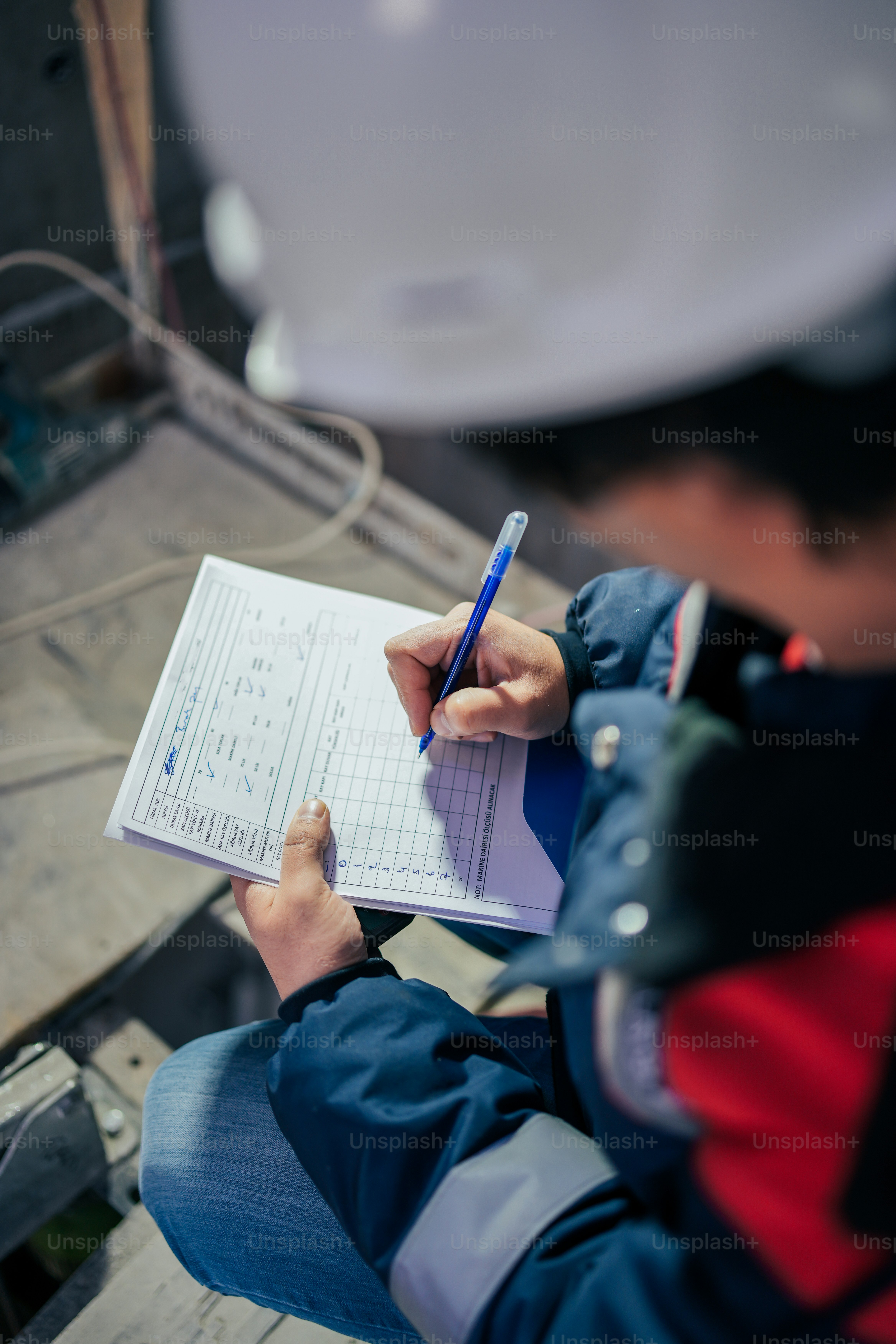 A person writing on a piece of paper photo – Professional Image on Unsplash