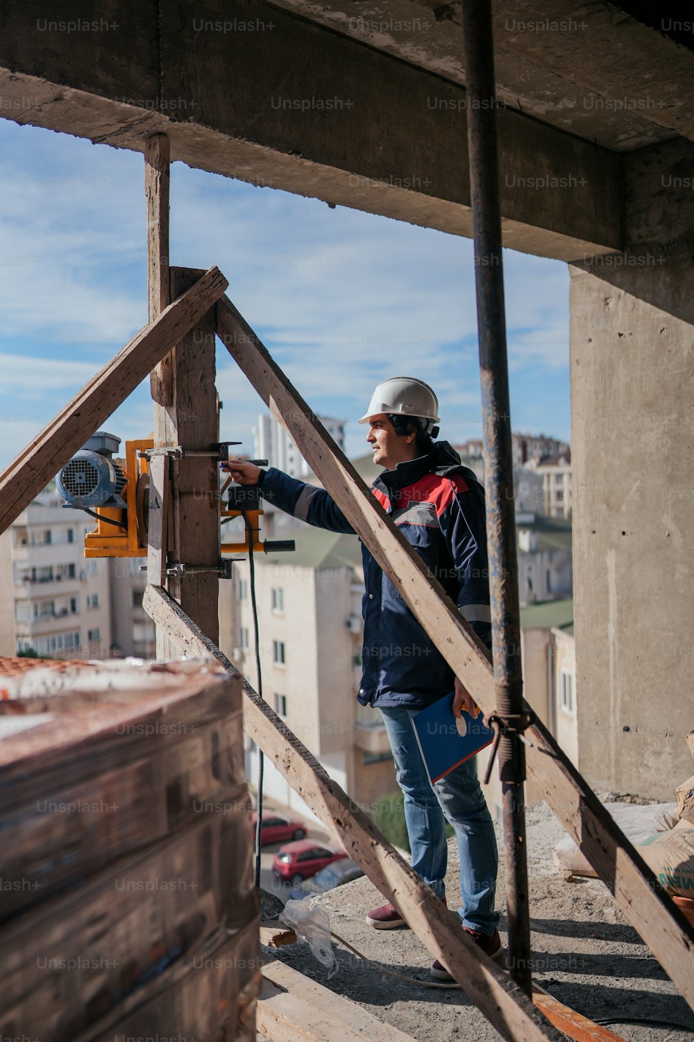 Un hombre con casco trabajando en un sitio de construcción