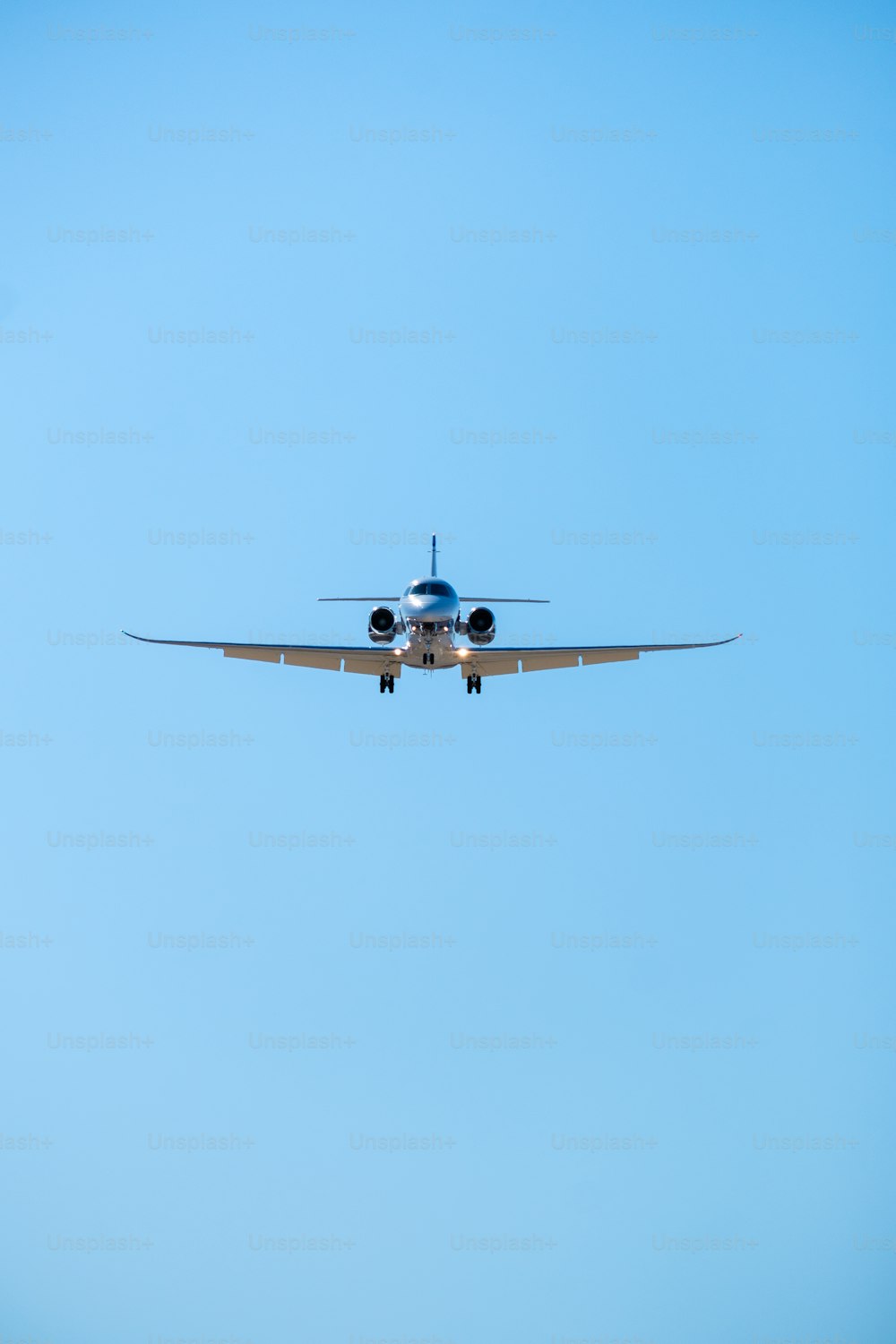 Ein großes Flugzeug fliegt durch einen blauen Himmel