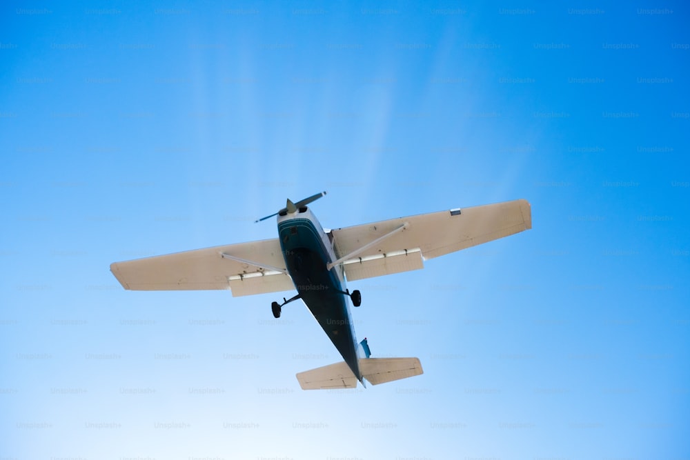 Un piccolo aeroplano che vola attraverso un cielo blu