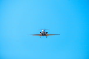 Un piccolo aeroplano che vola attraverso un cielo blu