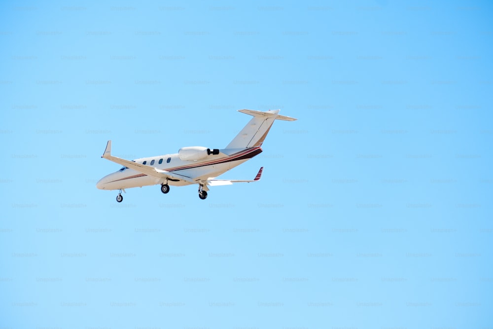 Un piccolo aereo che vola attraverso un cielo blu
