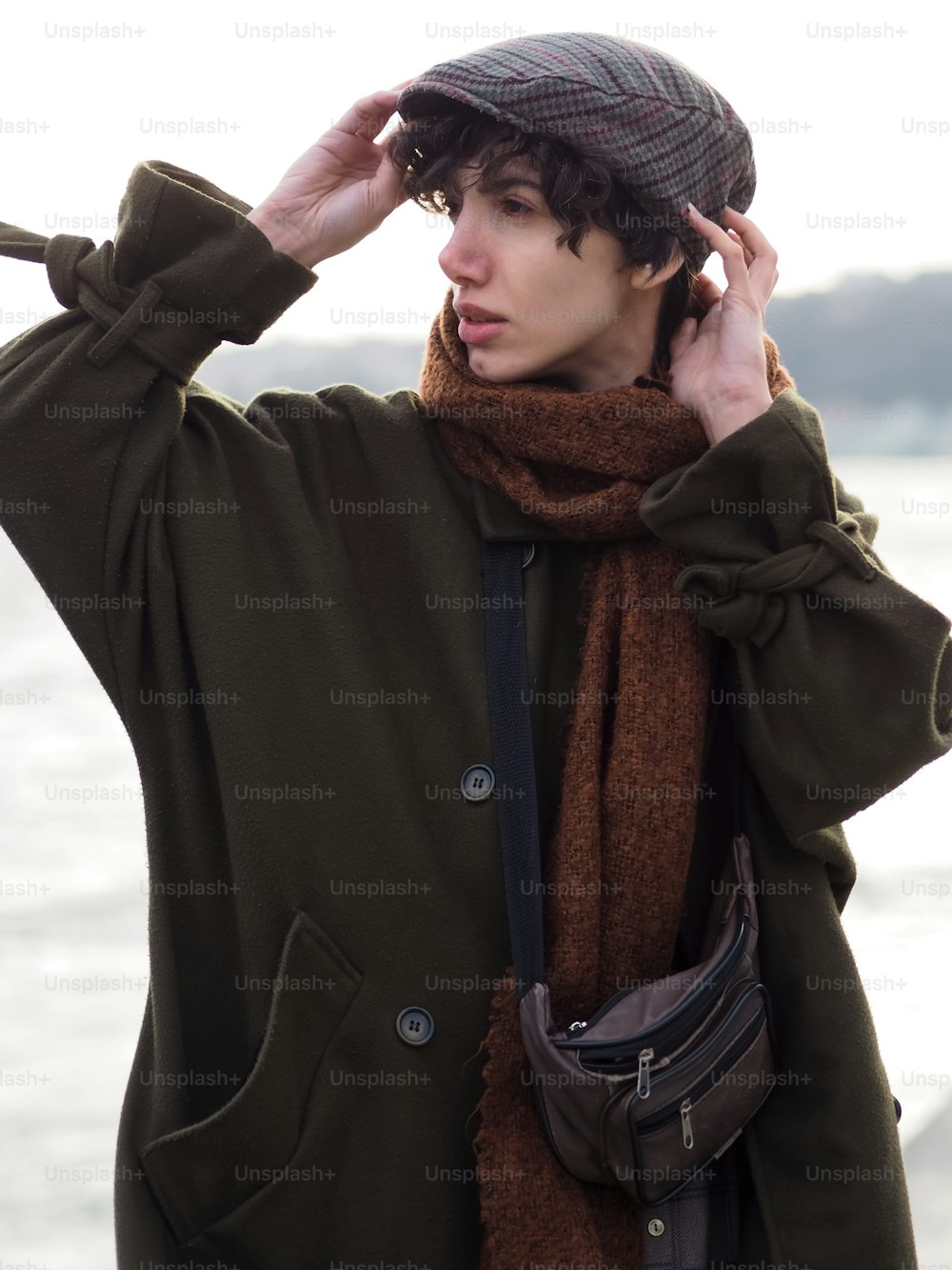 Ein junger Mann mit Hut und Schal
