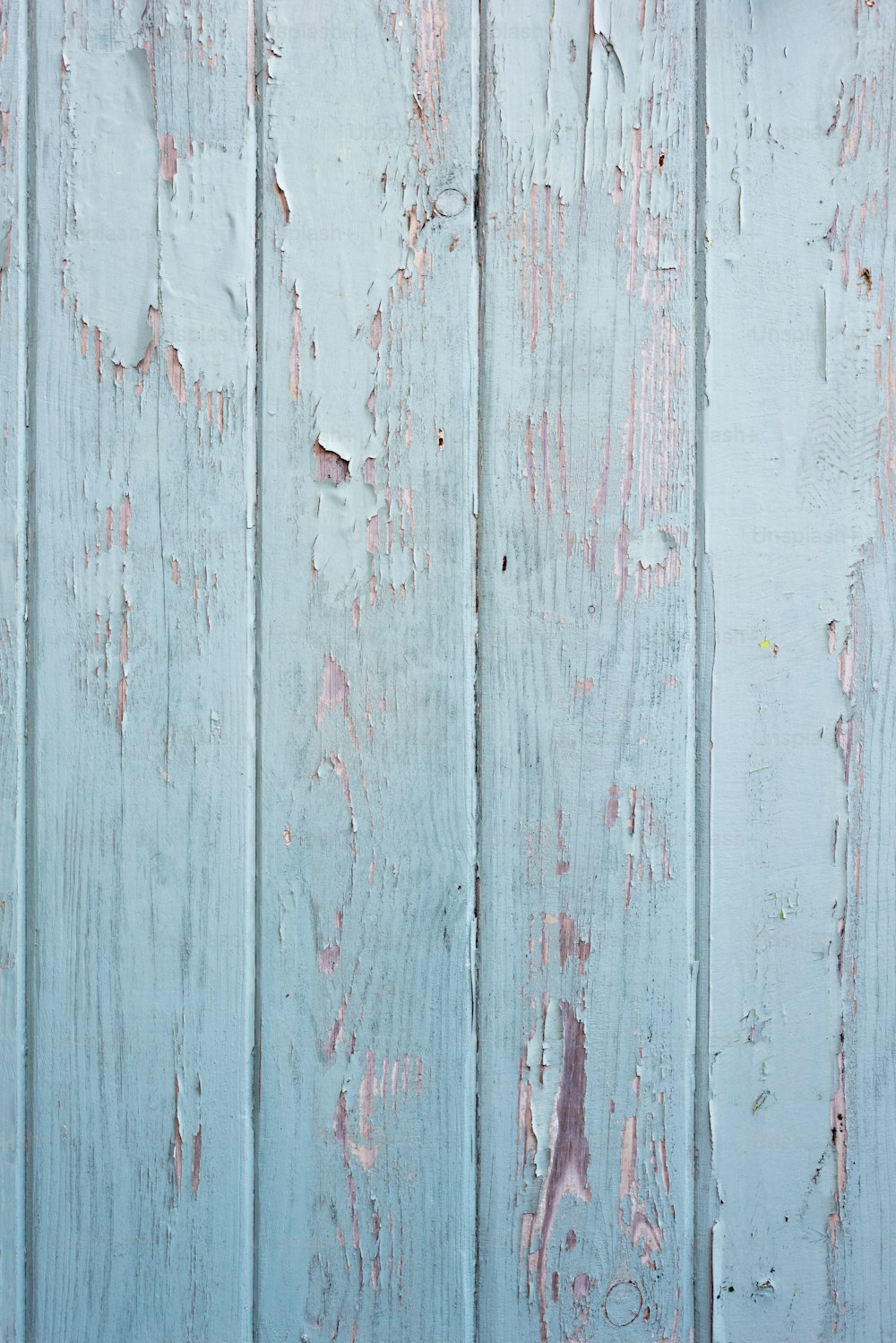 una vieja pared de madera con pintura descascarada
