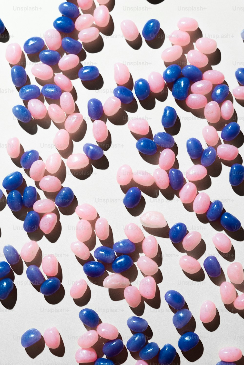 eine große Gruppe von rosa und blauen Pillen