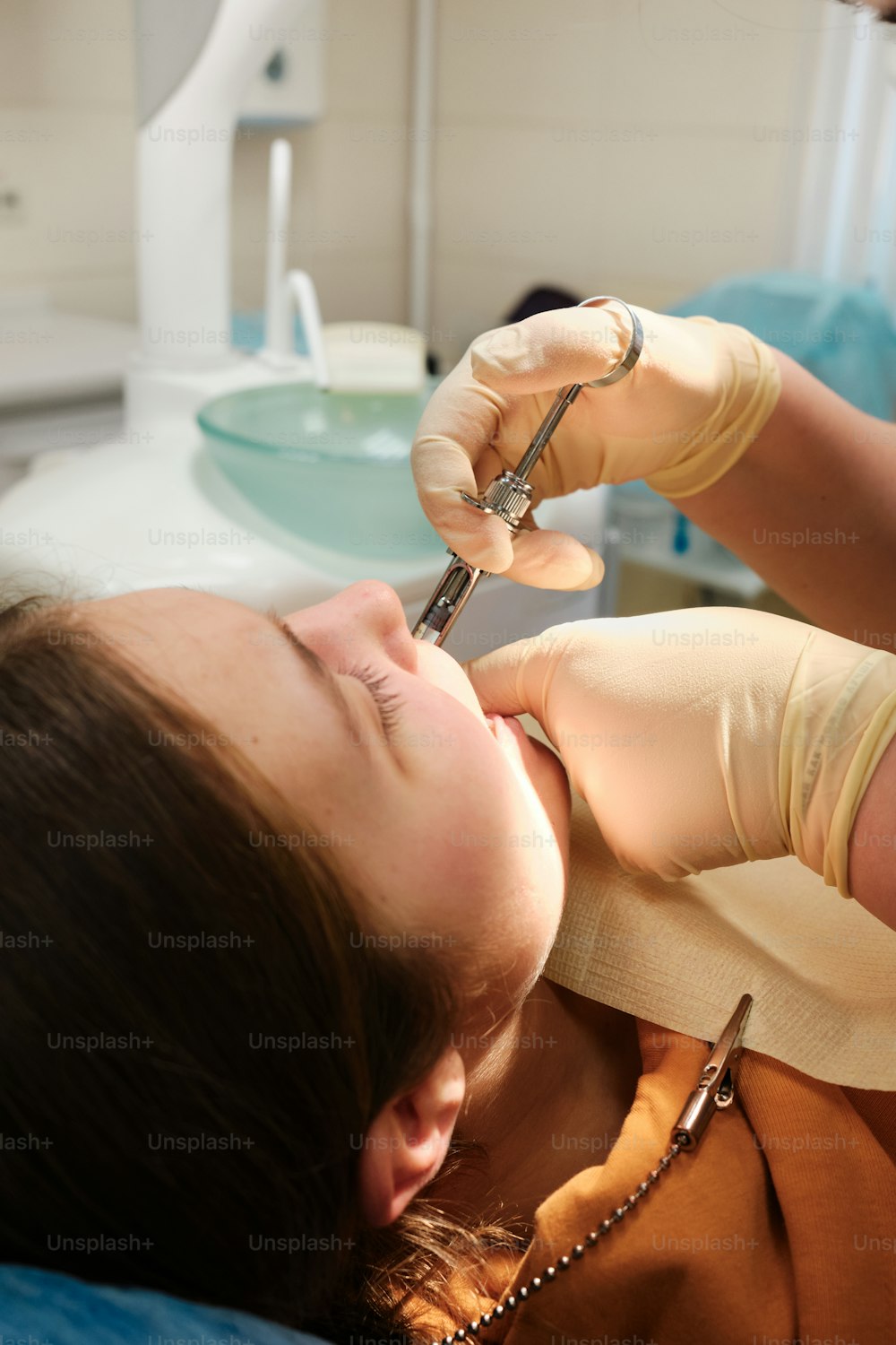 치과 의사에게 치아 검사를받는 여성