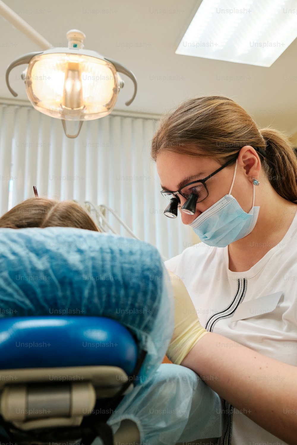 치과 의사 의자에서 ��치아 검사를 받는 여자