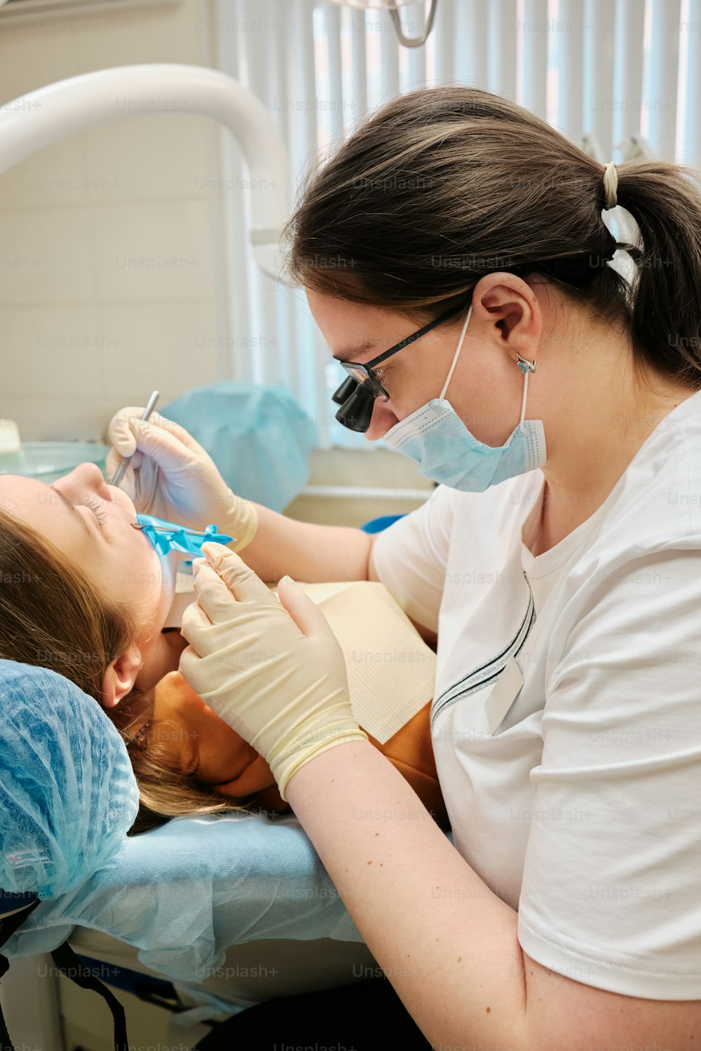치과 의사에게 치아 검사를받는 여성