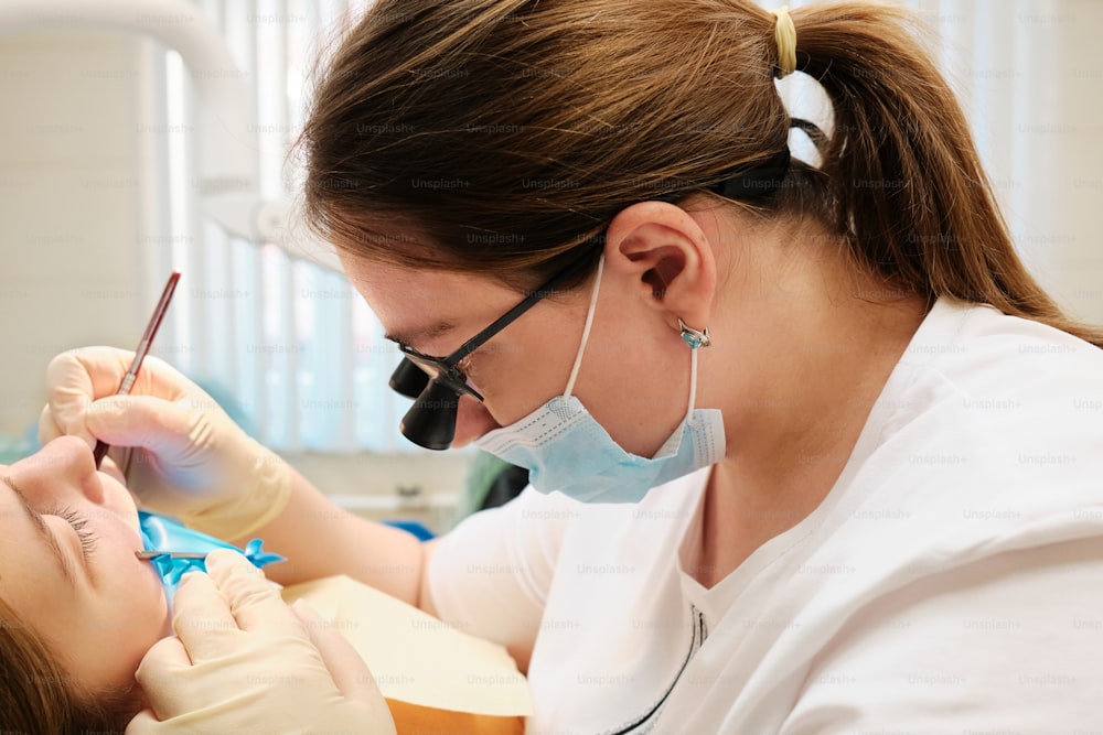 Una donna che si fa controllare i denti da un dentista