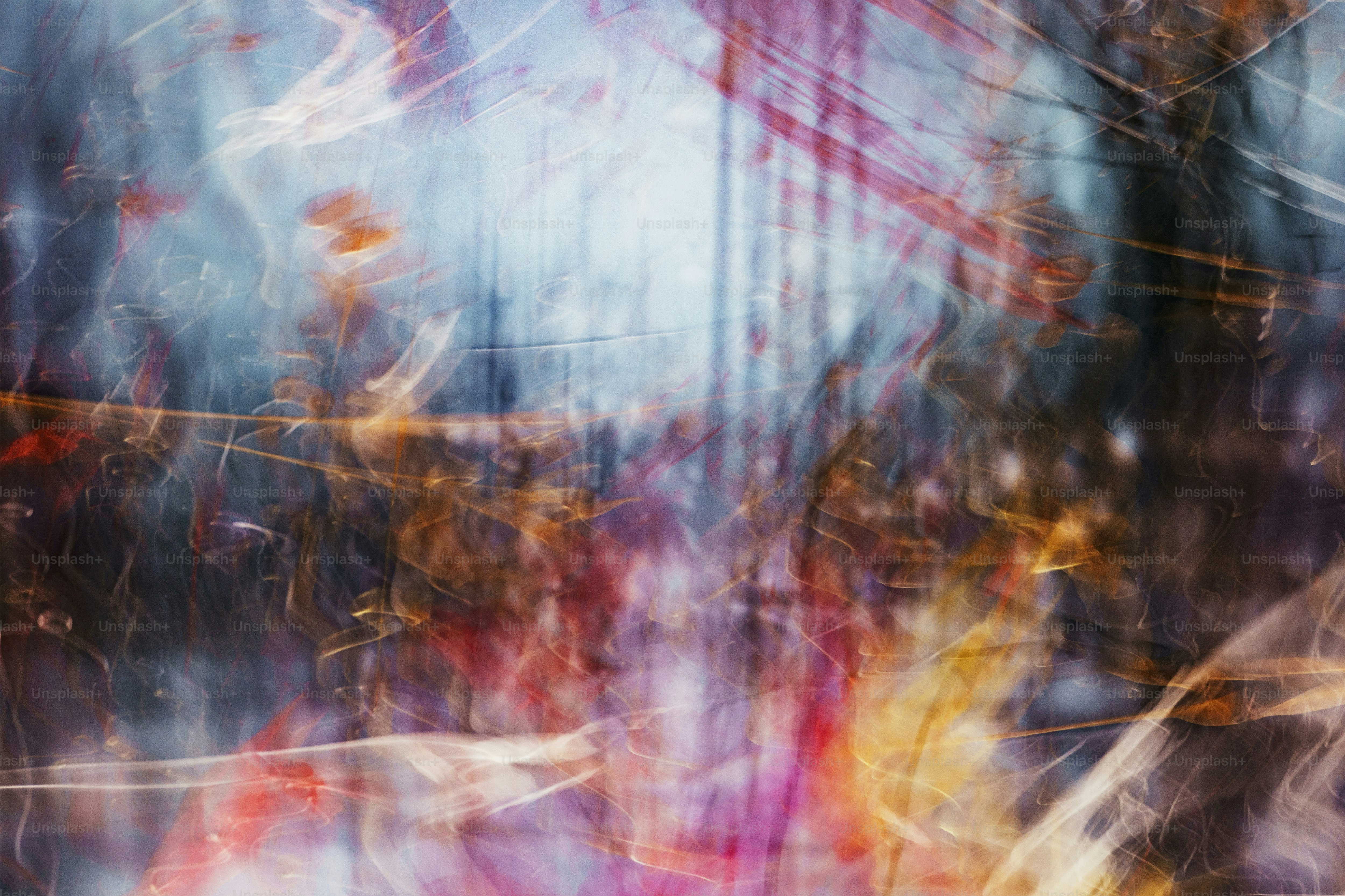 Ein verschwommenes Bild eines Baumes in einem Wald