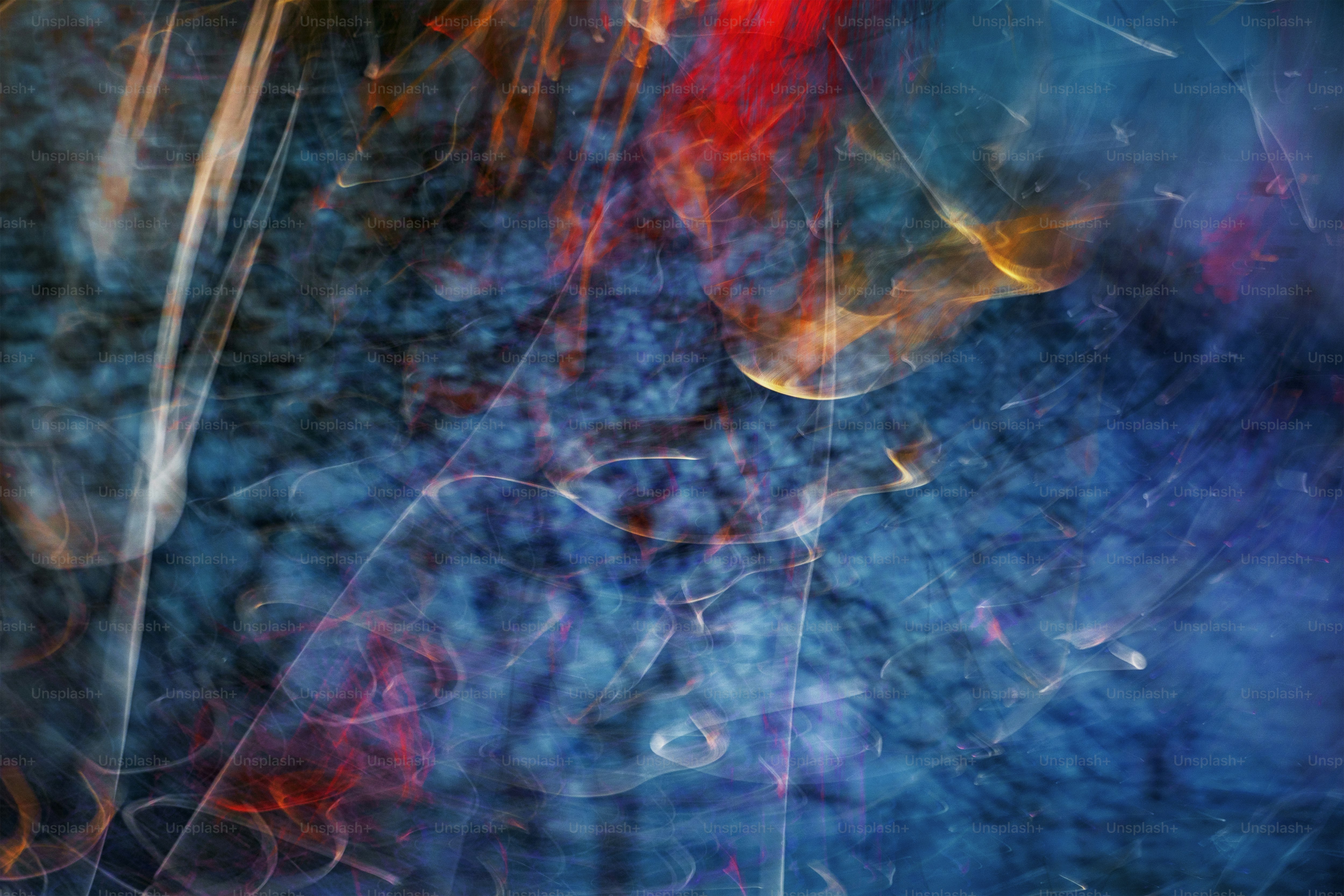 ein verschwommenes Bild eines blauen und roten Hintergrunds