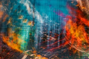ein abstraktes Gemälde mit mehrfarbigem Hintergrund