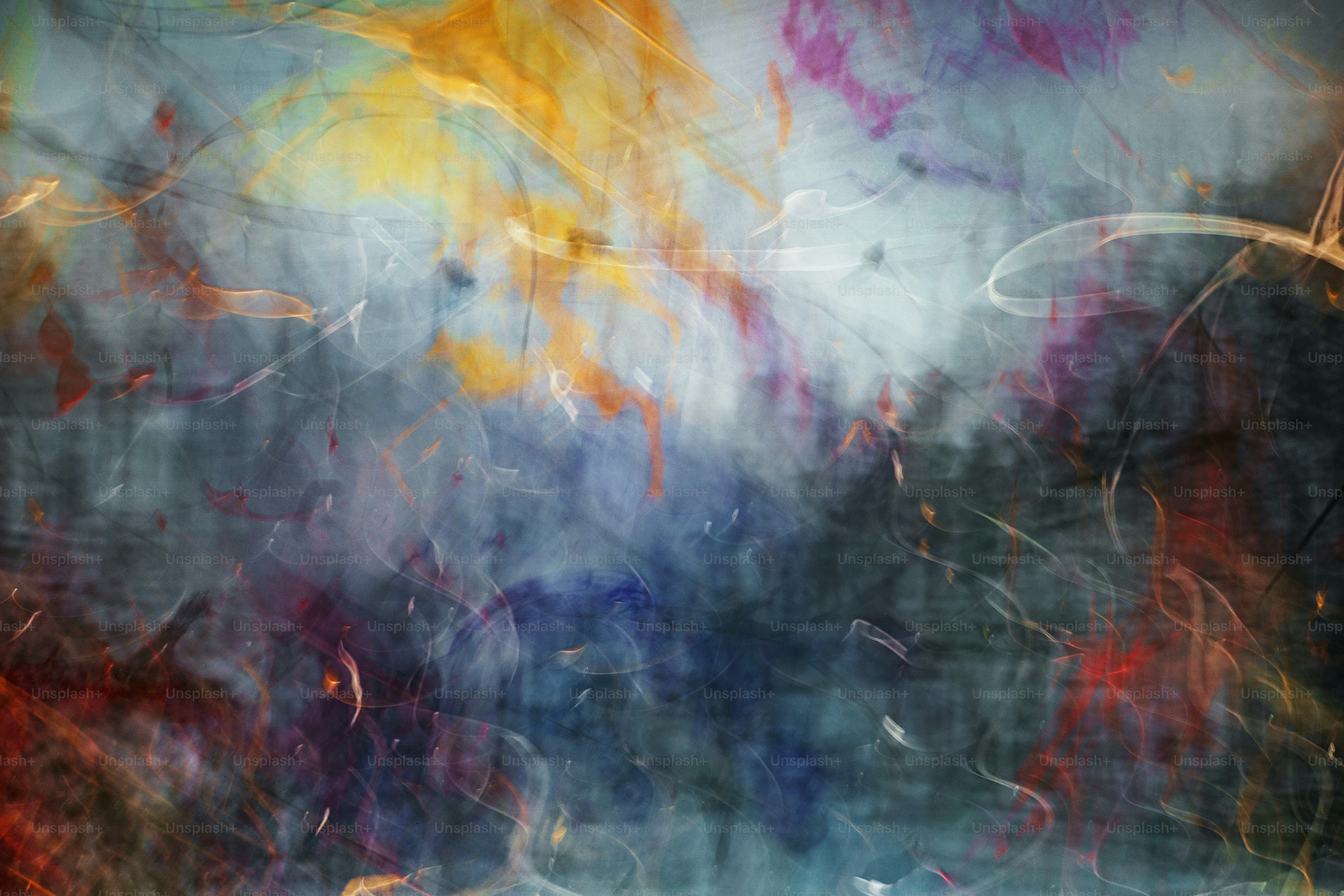 Ein abstraktes Gemälde eines blauen, gelben und roten Himmels