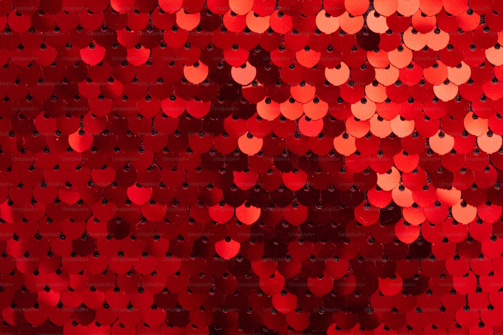 Un fondo rojo con muchos corazones