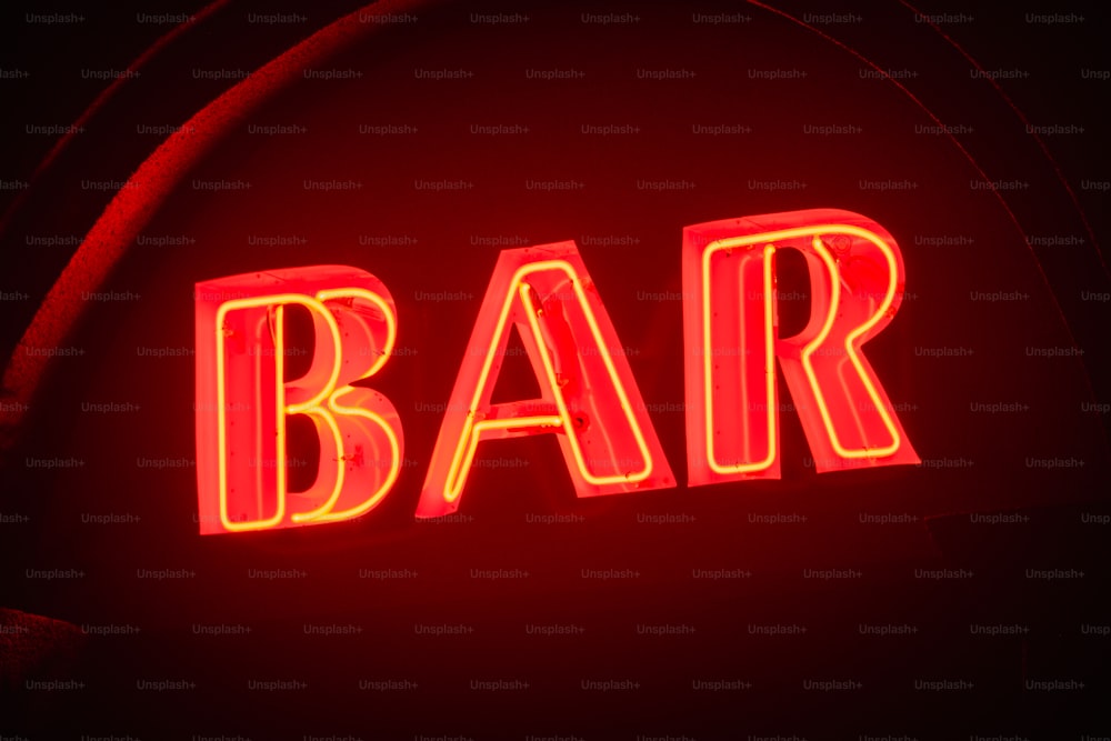 Eine Nahaufnahme einer Leuchtreklame, auf der Bar steht
