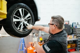 um homem que trabalha em um pneu em uma garagem