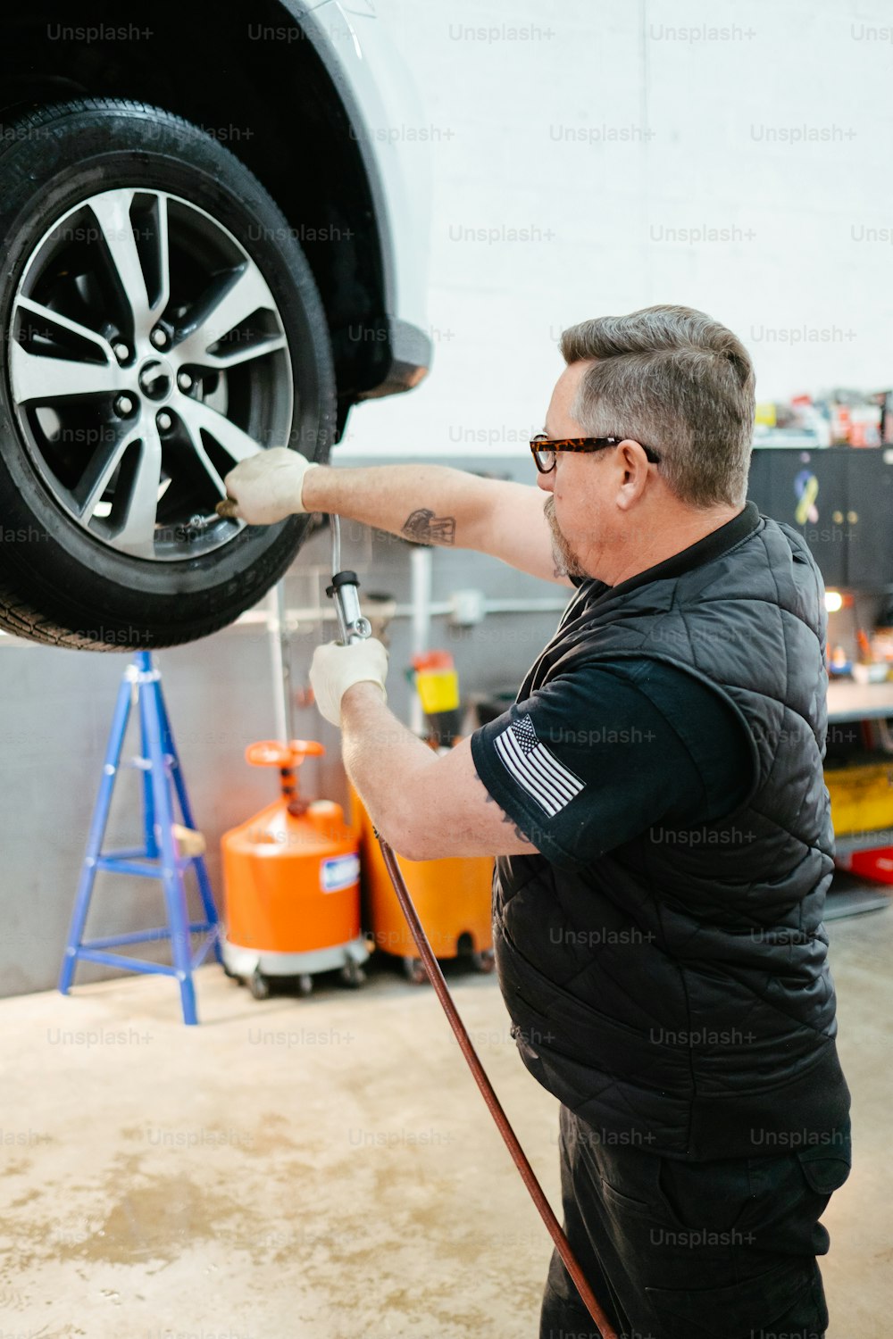 Ein Mann bei der Arbeit an einem Reifen in einer Garage