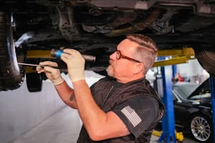 Un hombre trabajando en un coche en un garaje