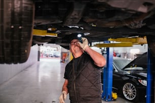 Un uomo che lavora su una macchina in un garage