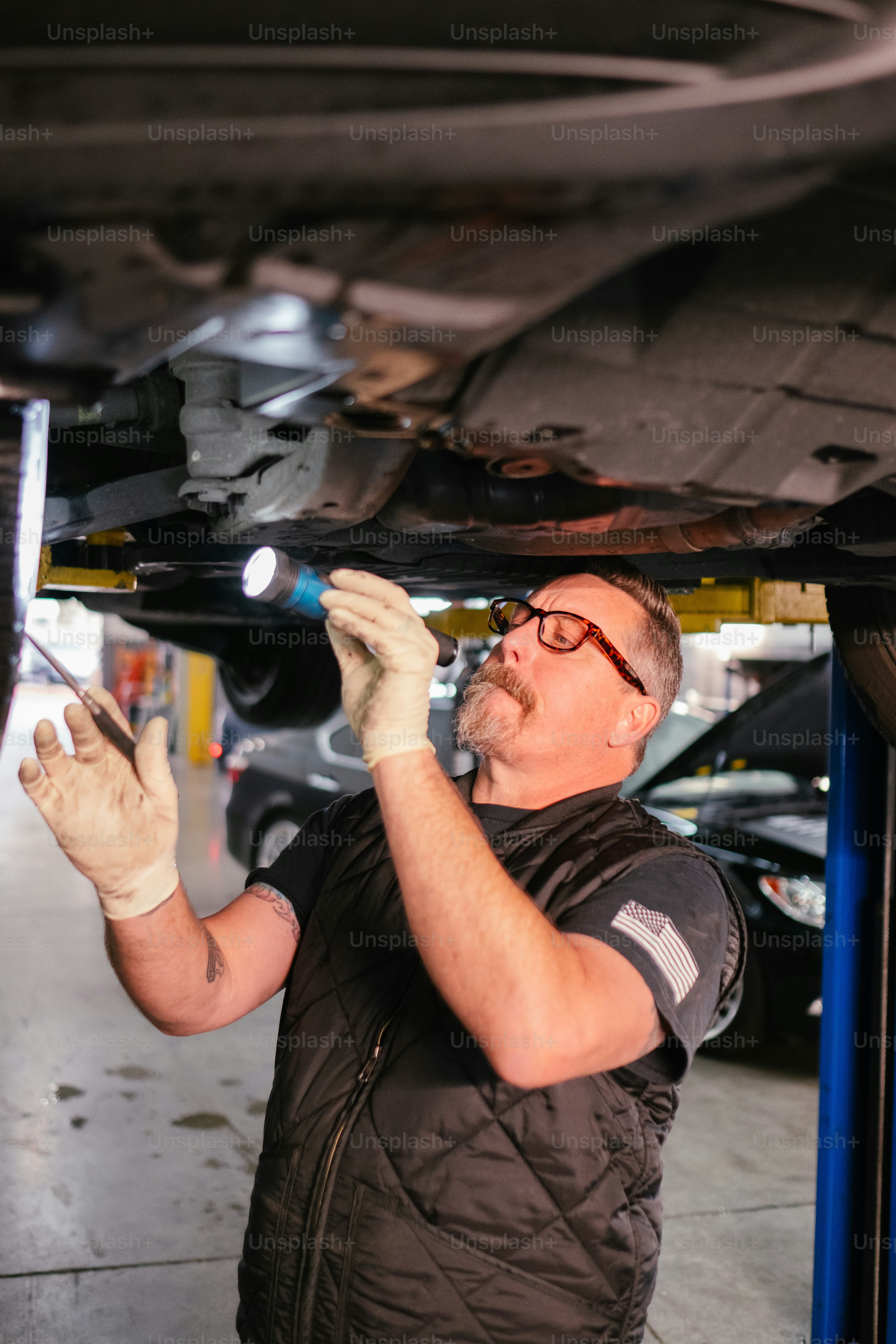 Un uomo che lavora su una macchina in un garage
