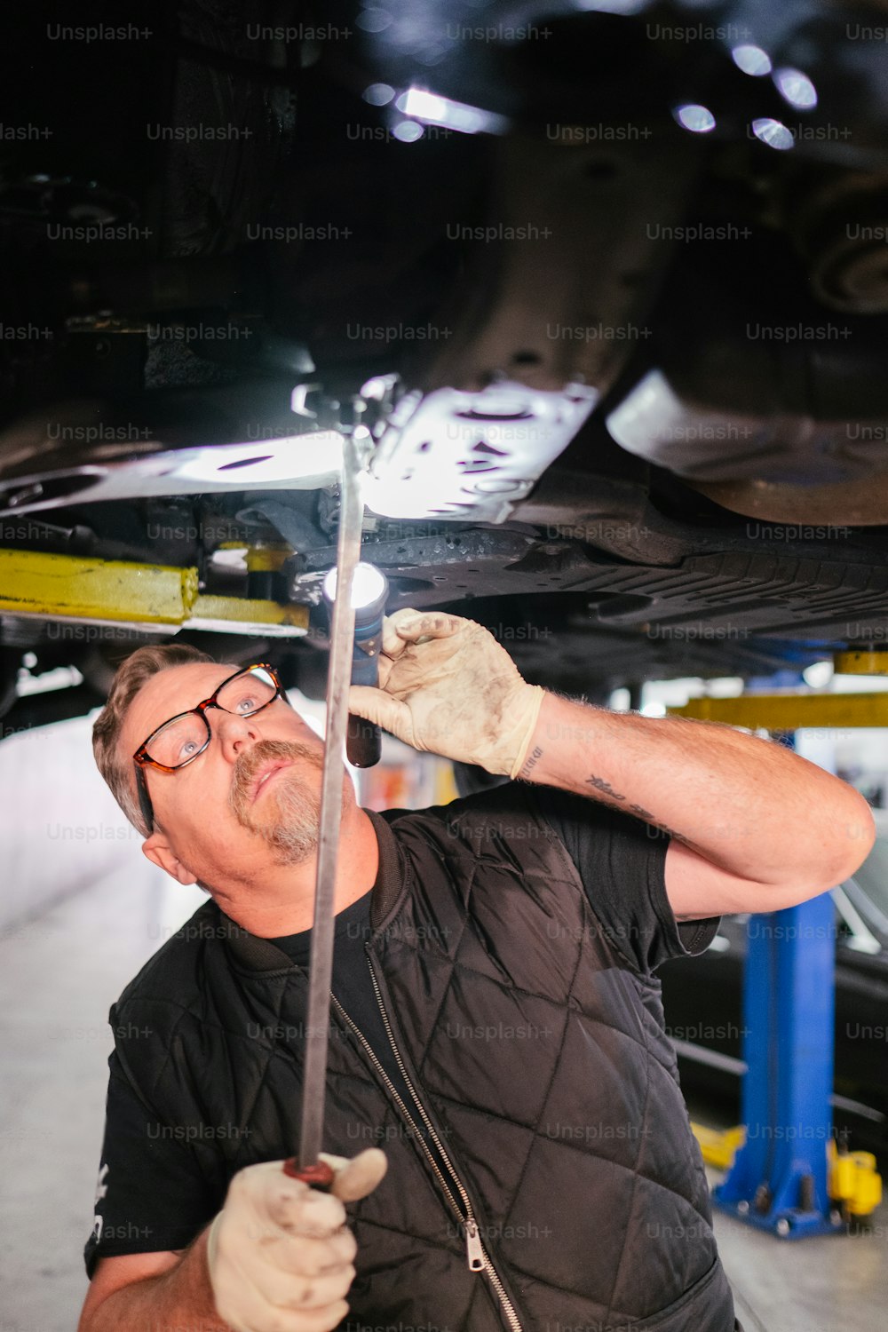 Ein Mann arbeitet an einem Auto in einer Garage
