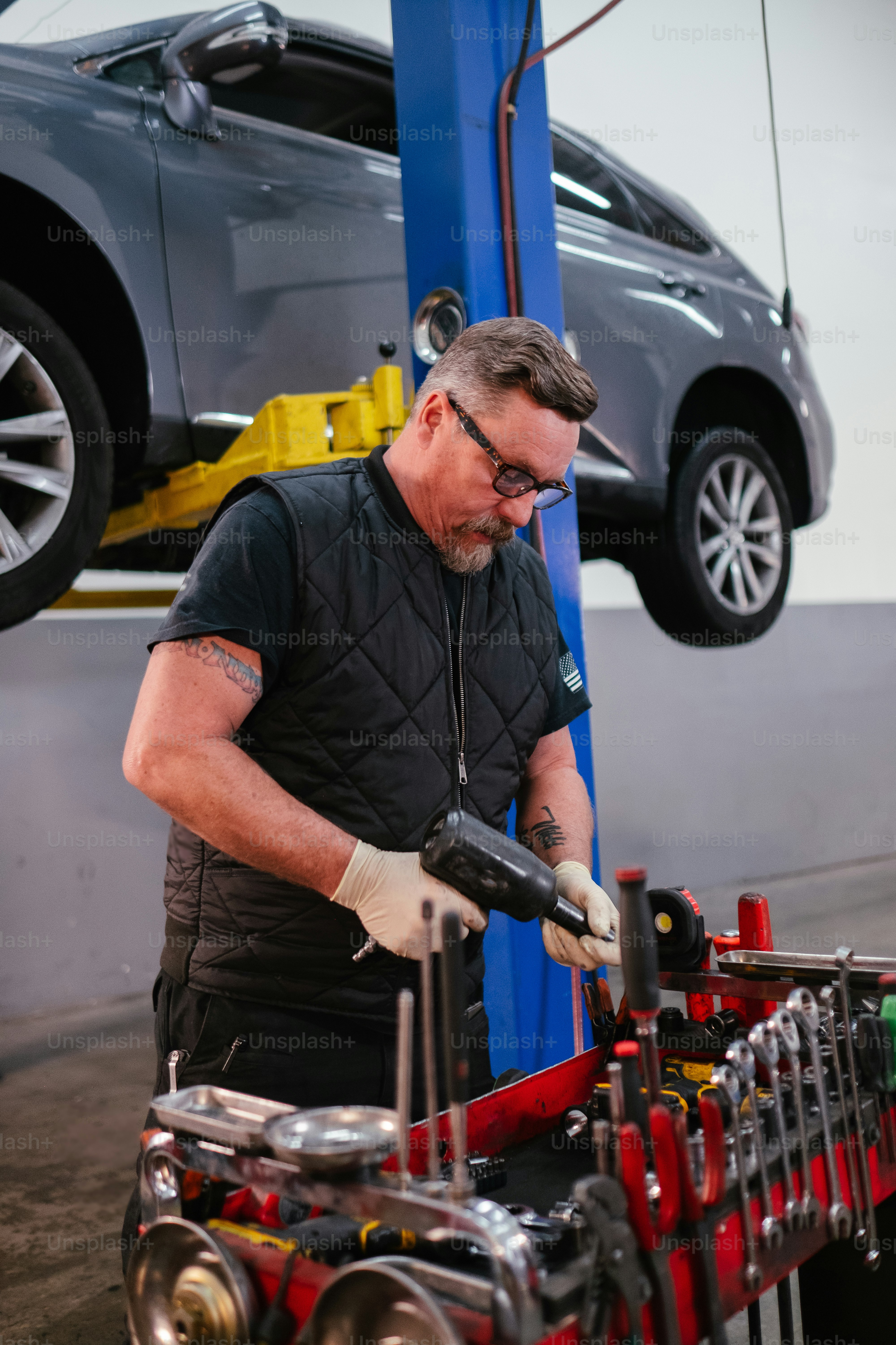 um homem que trabalha em um carro em uma garagem