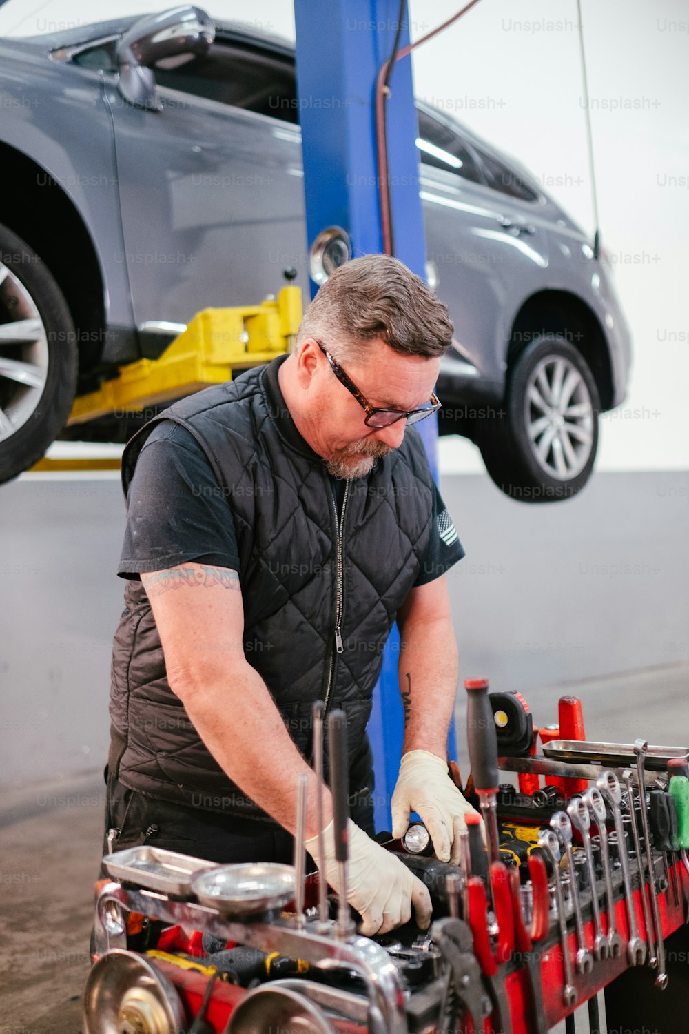 Un hombre trabajando en el motor de un automóvil en un garaje