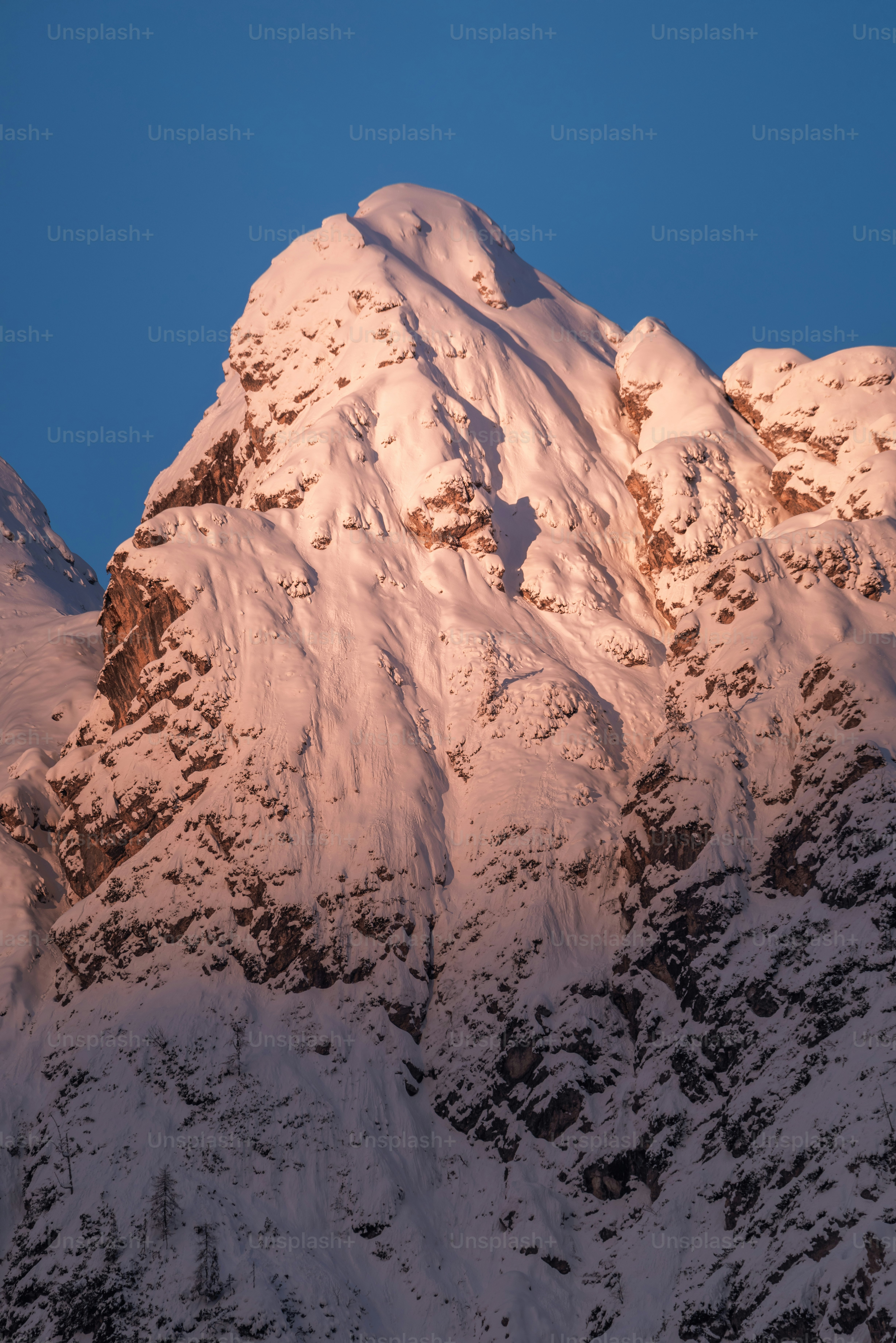 Una montaña cubierta de nieve bajo un cielo azul