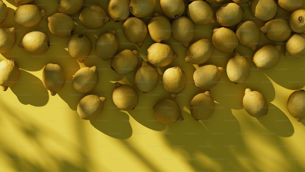 Un manojo de limones sentado encima de una mesa