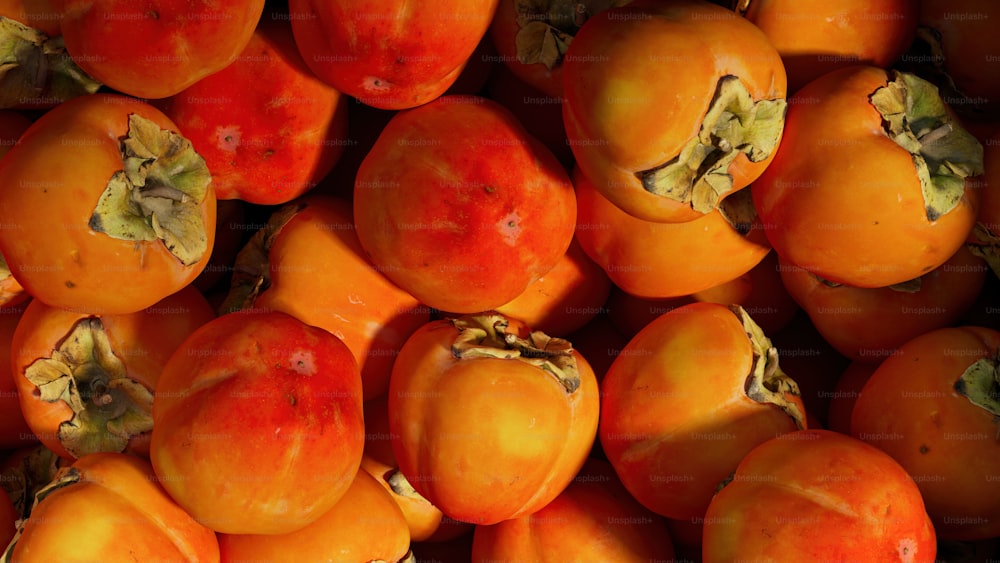 ein Haufen reifer Aprikosen, die übereinander sitzen