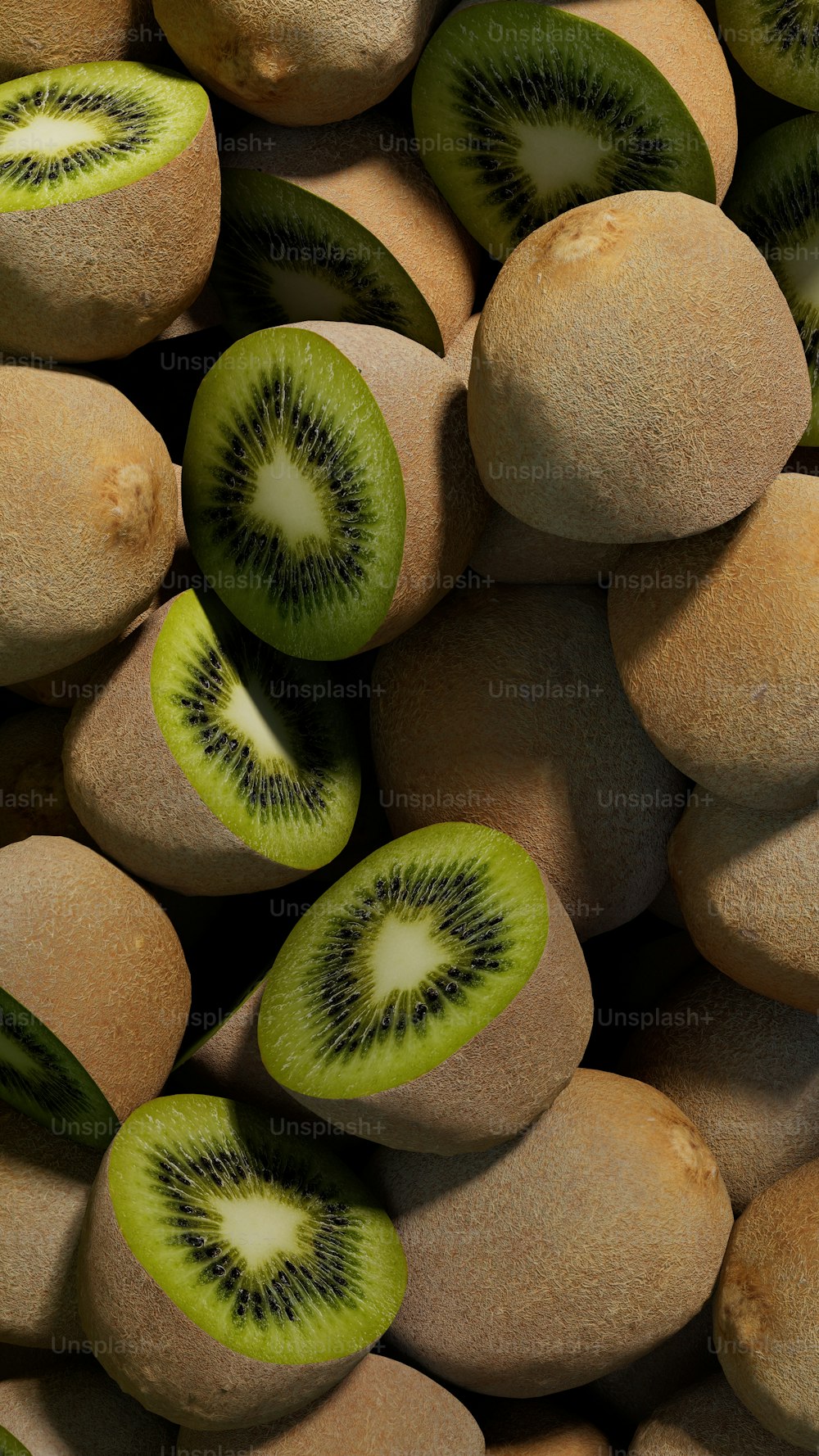 uma pilha de fatias de kiwi sentadas umas sobre as outras