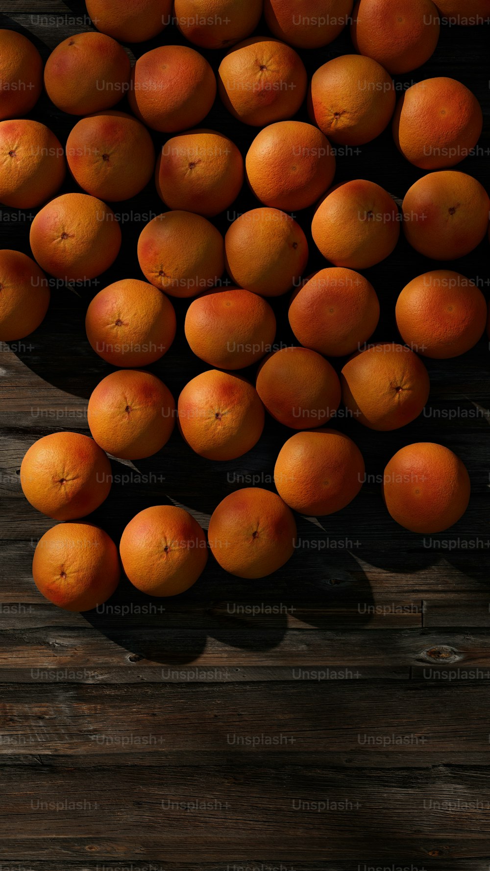 un mucchio di arance sedute sopra un tavolo di legno