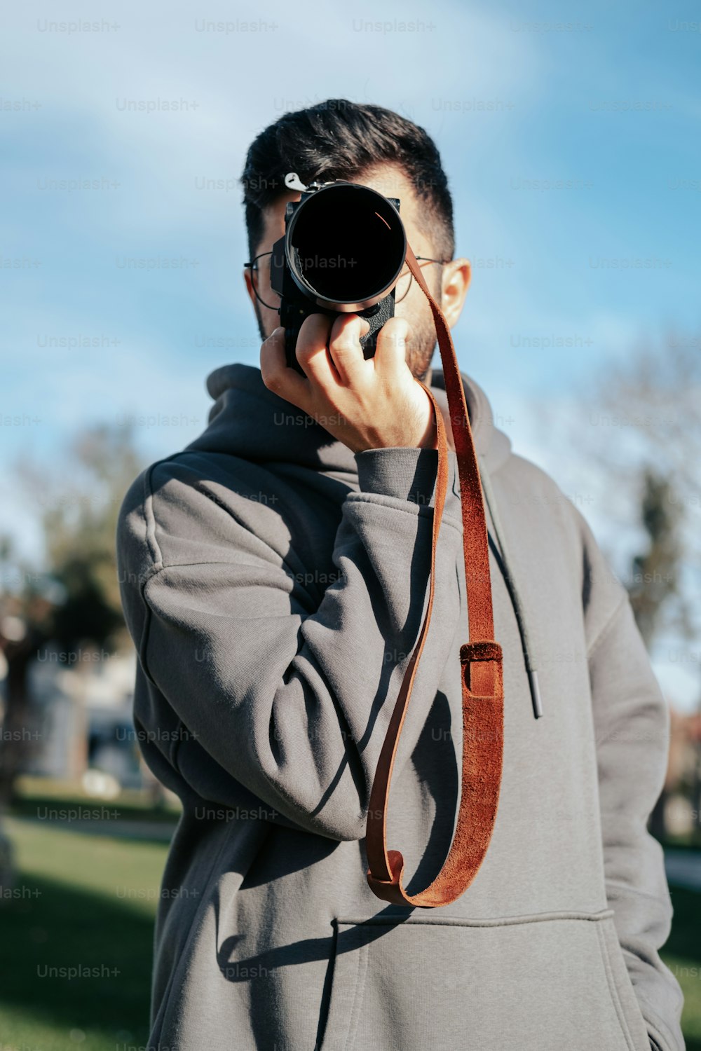 um homem tirando uma foto com uma câmera