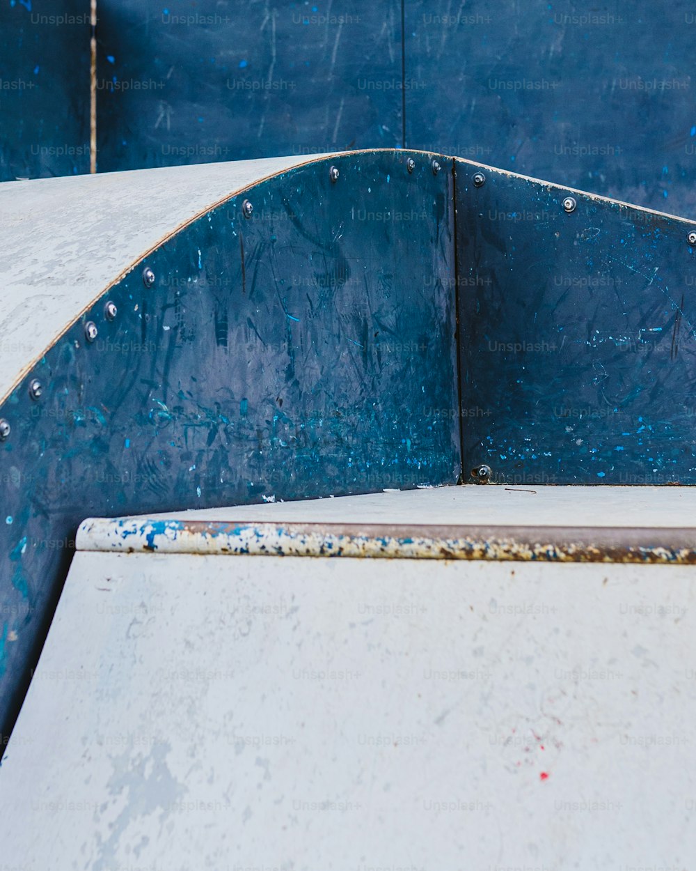 Un primo piano di una rampa di skateboard in uno skate park