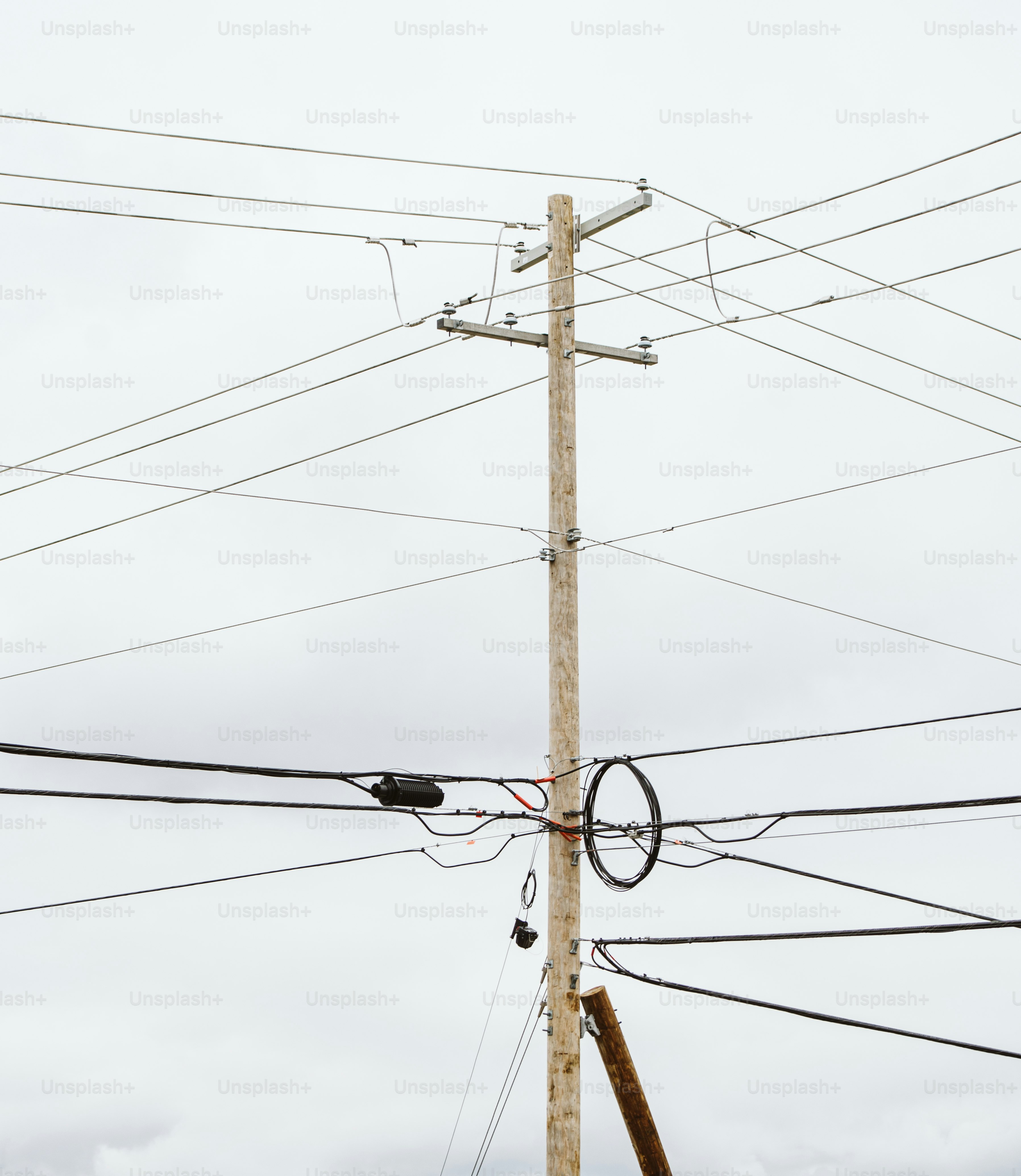 Un poteau téléphonique surmonté d'un vélo photo – Image de Énergie sur  Unsplash, image size:3000x3457