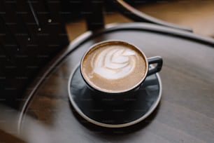 Ein Cappuccino auf einer Untertasse auf einem Tisch