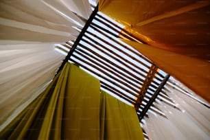 Un grupo de cortinas colgando de un techo