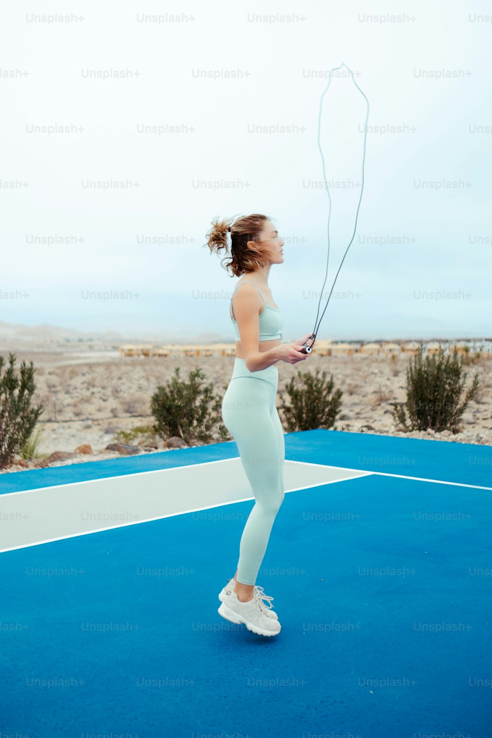 Une femme tenant une raquette de tennis sur un court de tennis
