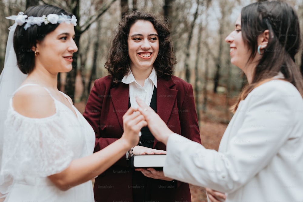 Un par de mujeres de pie una al lado de la otra