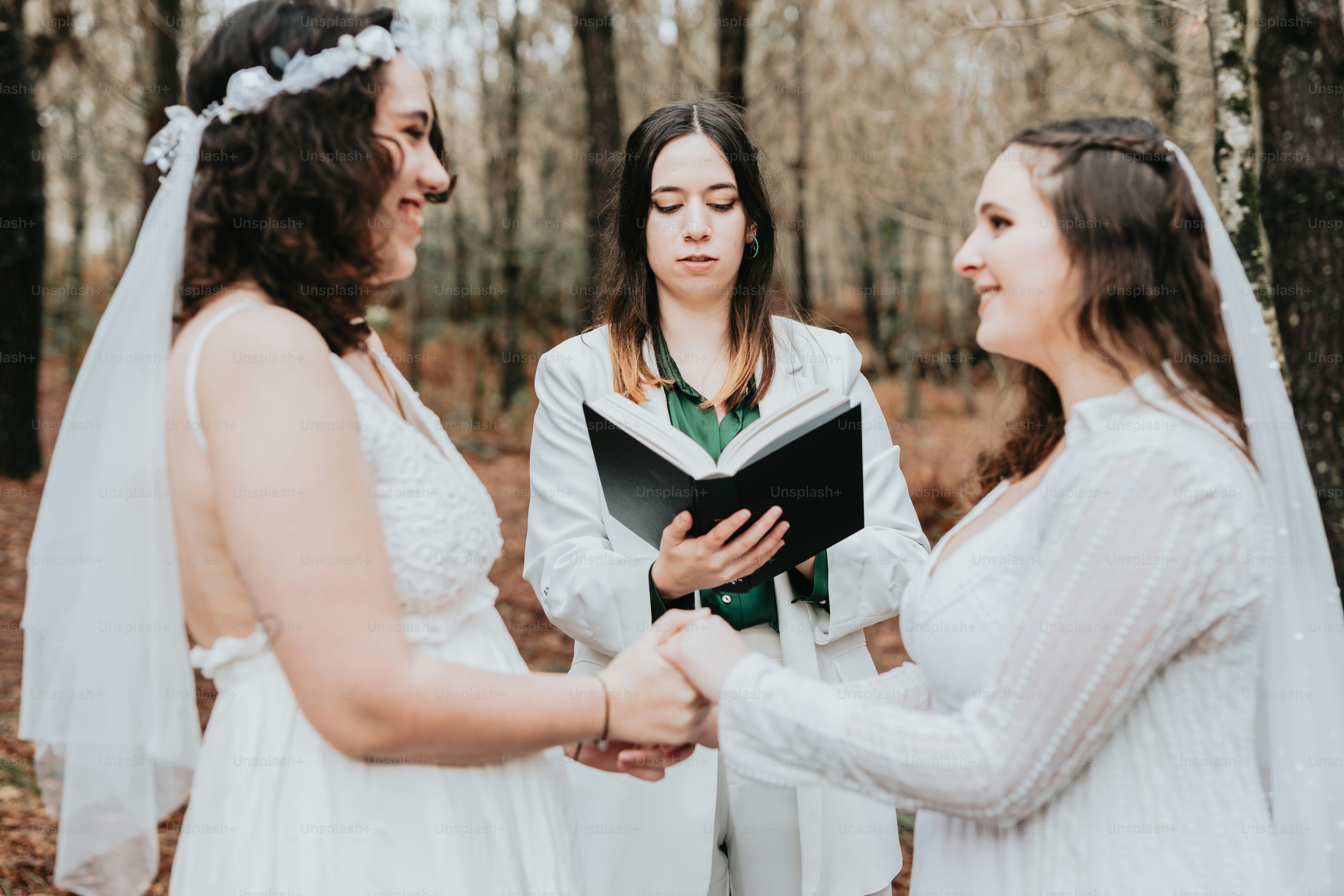 una coppia di donne in piedi l'una accanto all'altra