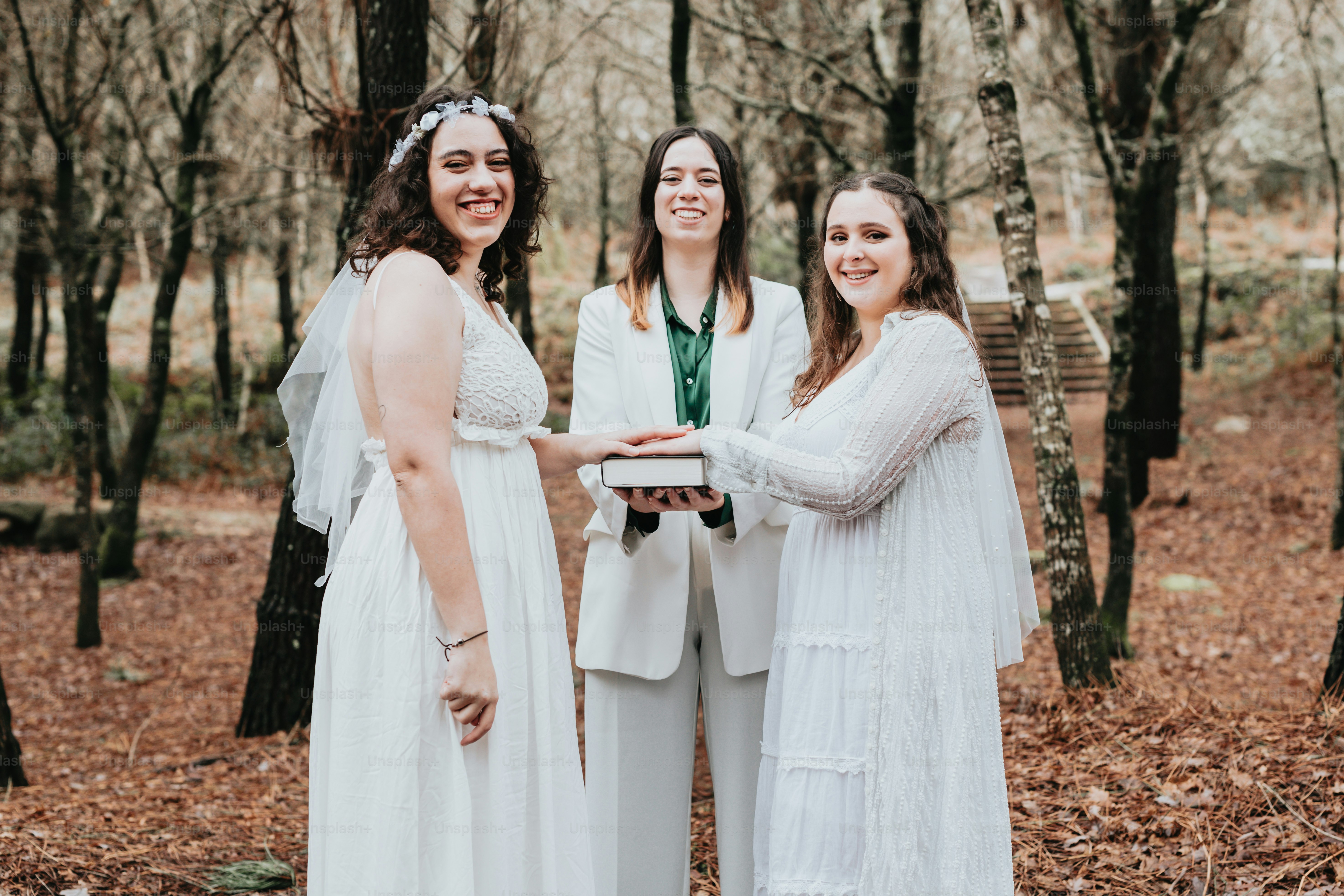 Eine Gruppe von Frauen steht nebeneinander in einem Wald