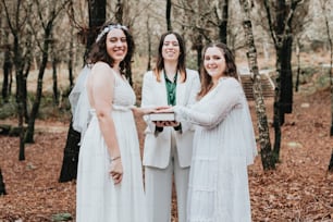 Un grupo de mujeres de pie una al lado de la otra en un bosque