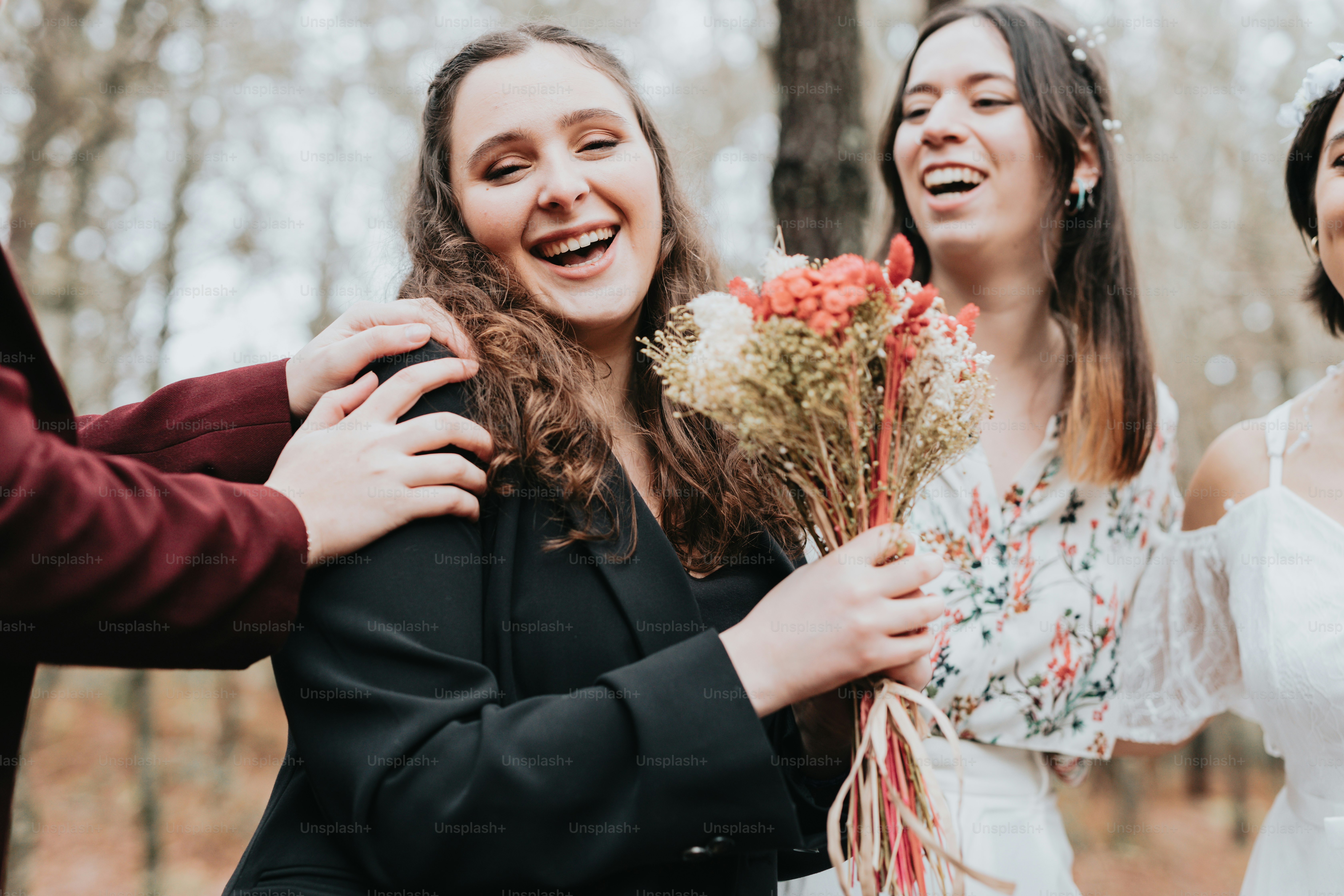 Un grupo de mujeres de pie una al lado de la otra