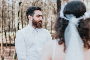 un hombre con una camisa blanca y una mujer con un vestido blanco