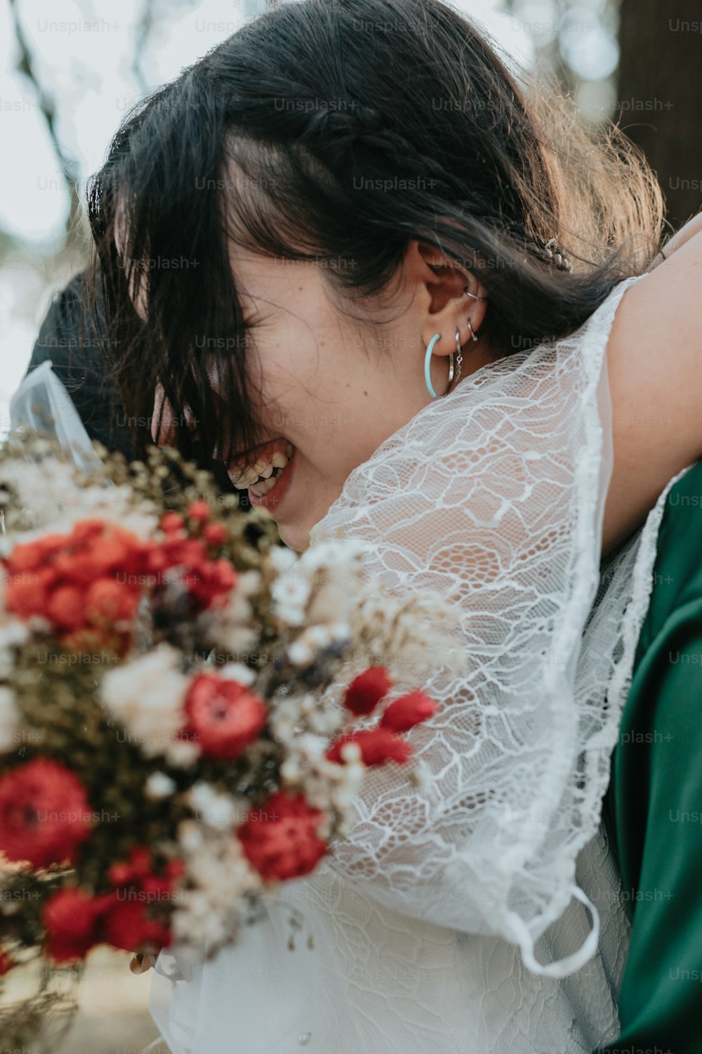 Una donna in abito da sposa che tiene un mazzo di fiori