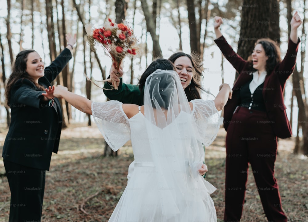 Un gruppo di donne in piedi l'una accanto all'altra in una foresta