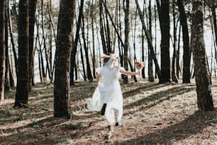 Una donna in un vestito bianco che cammina attraverso una foresta